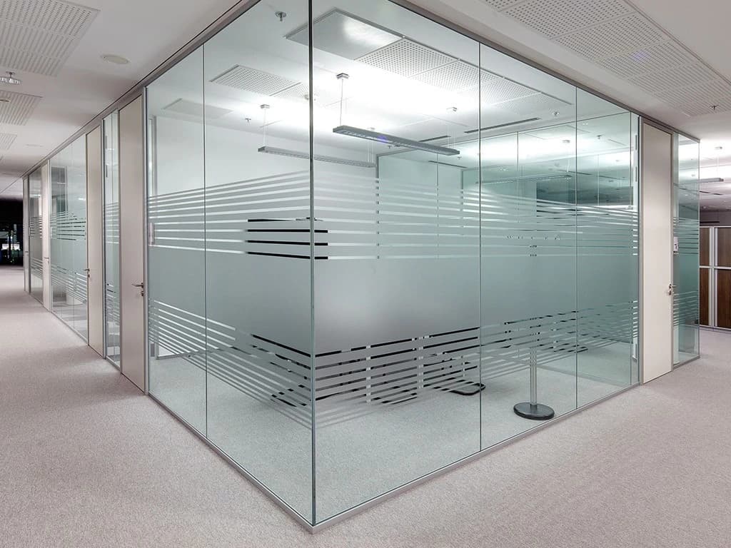 Glasbau West – Ihr Profi für elegante Glastrennwände Krefeld