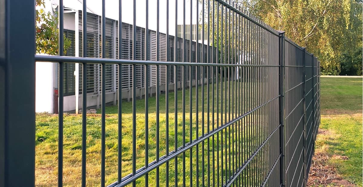 Grundstückszaun mit MultiBox-Pfosten clever integriert