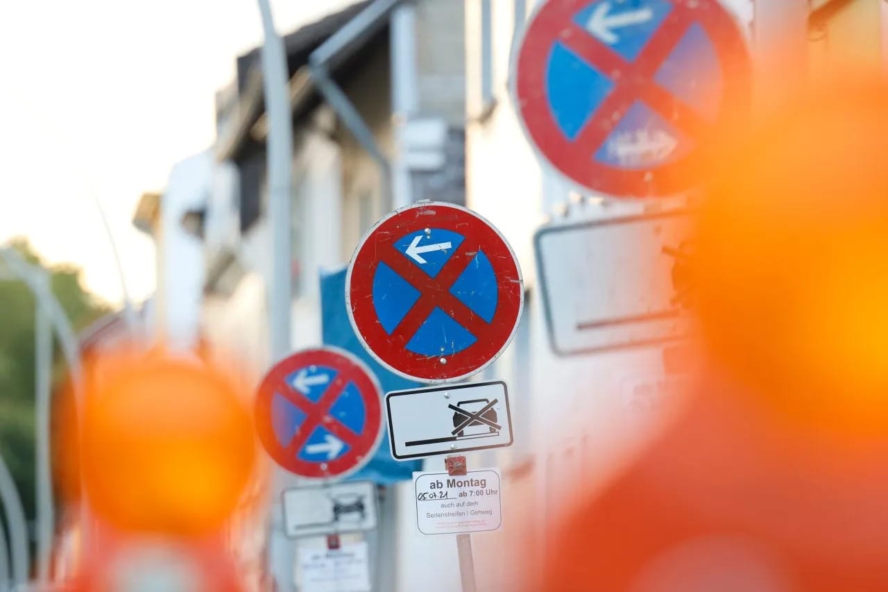 Halteverbot beantragen leicht gemacht: So sichern Sie sich stressfrei Ihren Parkplatz