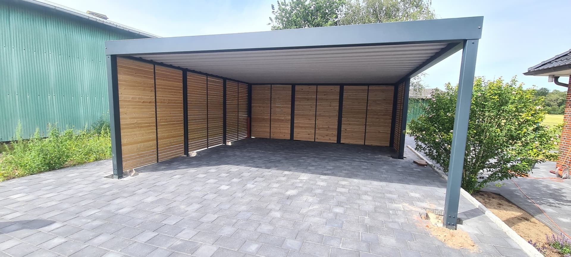 Carport Metall in moderner Architektur – Ästhetik trifft Funktionalität