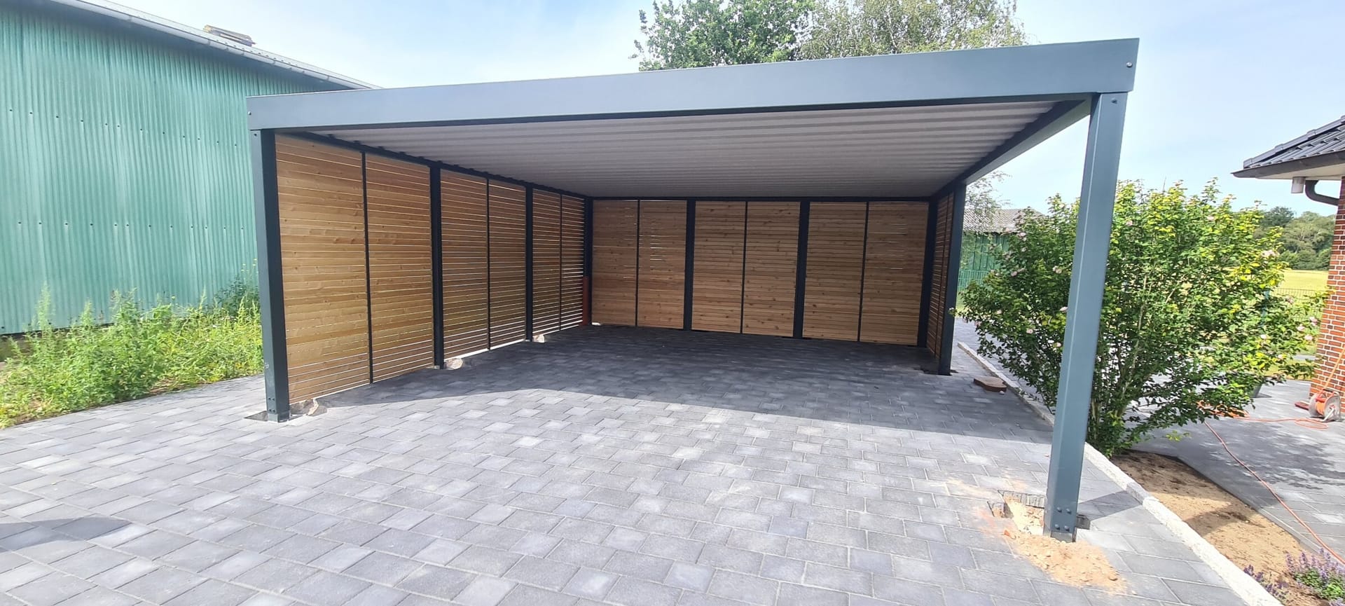 Carport Metall in moderner Architektur – Ästhetik trifft Funktionalität
